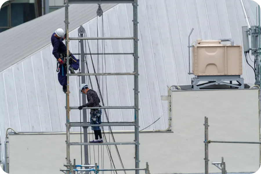 建物の外壁で改修工事を行うスタッフ